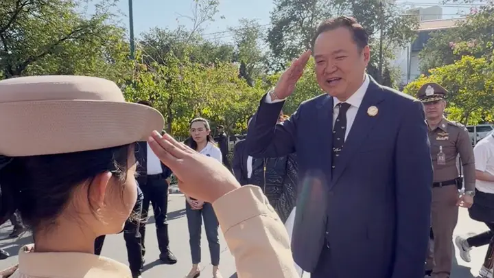 โมเมนต์น่ารัก! นายกฯอนุทิน ตะเบ๊ะรับหนูน้อยสวมชุดข้าราชการ พร้อมสอนวิธีทำมือที่ถูกต้อง