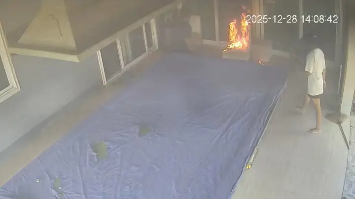 อุทาหรณ์ วัยอยากรู้อยากลอง เผลอจุดไฟติดเก้าอี้เกือบลามไหม้บ้าน โชคดีหลานตาไวดับได้ทัน