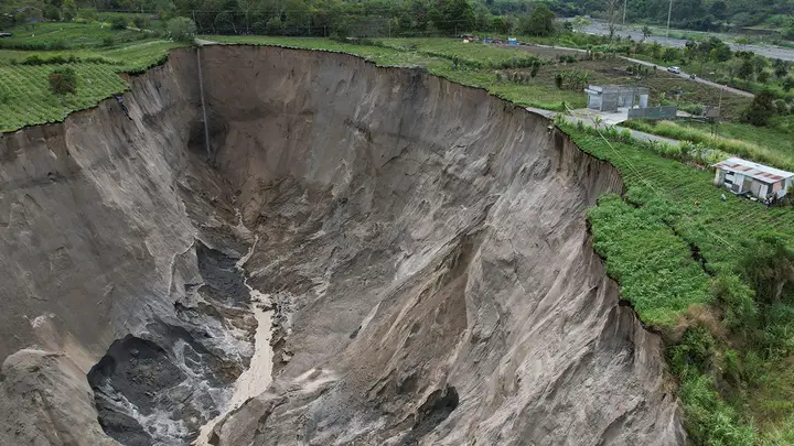 “หลุมยุบยักษ์” กลืนกินแผ่นดินอินโดนีเซียไม่หยุด หายไปแล้วกว่า 18 ไร่ และยังคงทรุดตัวเพิ่มอย่างต่อเนื่อง