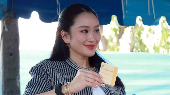 "แพทองธาร" พร้อมครอบครัวชินวัตร เดินทางมาใช้สิทธิเลือกตั้ง ณ หน่วยเลือกตั้งที่ 15