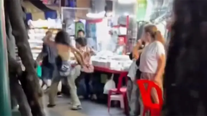 ระทึกสาวคลั่ง ไล่จ้วงคนกลางถนน นักท่องเที่ยวได้รับบาดเจ็บ ตร.เข้ารวบตัว