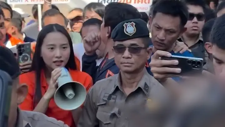 ไอซ์ รักชนก โดนผลักถามทำไมต้องแก้รัฐธรรมนูญ เจ้าตัวบอกไม่รักอย่าทำร้าย