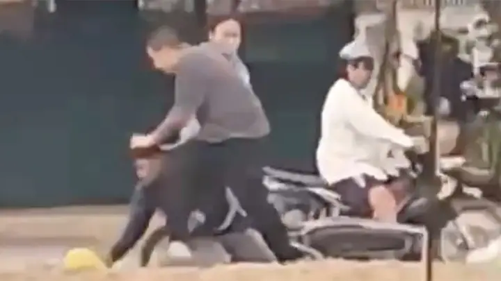 เก๋งหัวร้อน ฉุนโดนบีบแตรเตือนขับเบียด จยย.ล้ม ลงไปต่อยซ้ำ