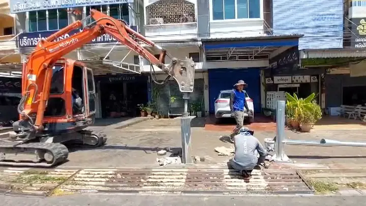 นายกฯ เล็กลพบุรี สั่งย้ายเสาไฟฟ้าส่งสว่าง จบดรามาตั้งขวางกลางบ้าน