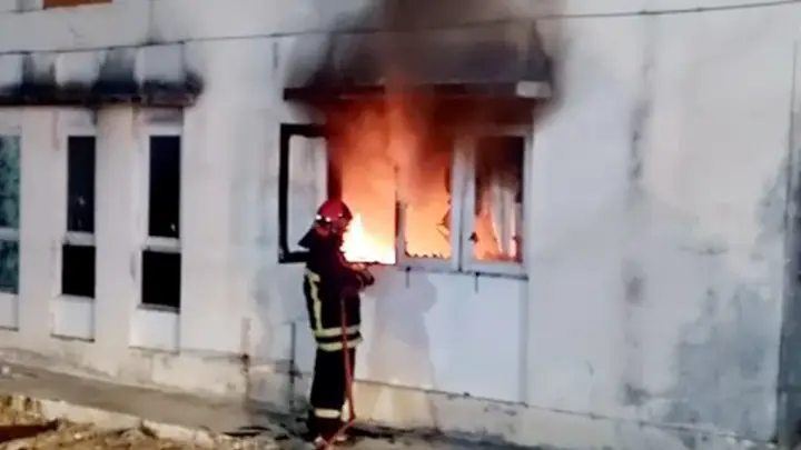 ออกไปร่วมงานเลี้ยงฉลองปีใหม่ ไฟไหม้บ้านไม่ทราบสาเหตุ โชคดีผู้ป่วยอัมพฤกษ์ออกไปงานเลี้ยงด้วย จึงไร้คนเจ็บ