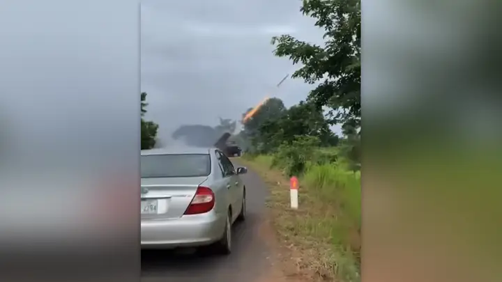 นาที "ทหารกัมพูชา" ยิงเครื่องยิงจรวด BM-21 ใส่ฝั่งไทย