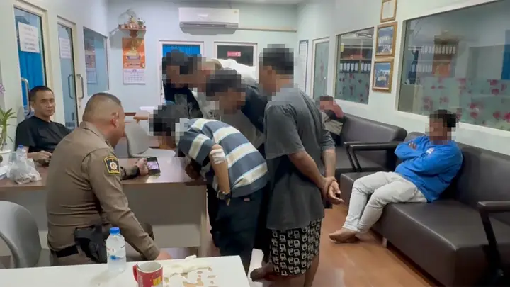 มอบตัวแล้ว 8 วัยรุ่น อ้างถูกดักซุ่มยิง-ปาระเบิดใส่ก่อน ยิงสวนเปิดทางหนี