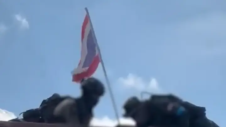 ทหารไทยติดตั้งตู้คอนเทนเนอร์กั้นเขตแดนบ้านหนองจานจ.สระแก้ว หลังจากยึดคืนจากกัมพูชา พร้อมปักธงชาติไทย