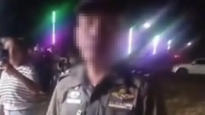 แม่โวย ตำรวจเมาลวนลามลูกสาววัย 14 กลางงานประจำปี อ้างขอดูบัตรประชาชน