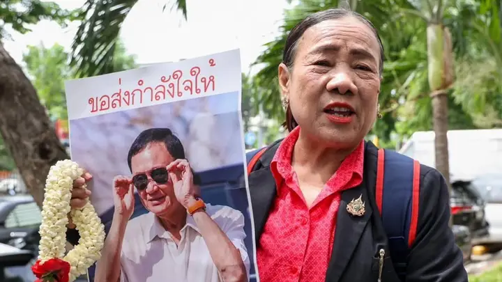 คนเสื้อแดงตะโกนกึกก้อง! ให้กำลังใจ "ทักษิณ" นายกฯ ในดวงใจ ฟังพิจารณาคดี 112