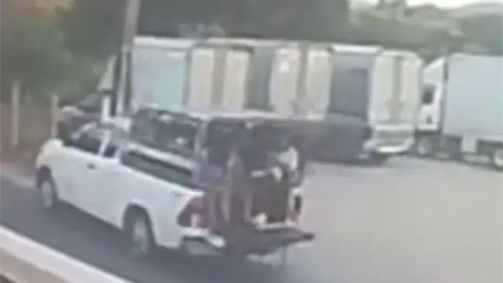 คนขับโวยลั่น ขู่ฟ้องคนถ่ายคลิป หลังขับรถชนเสาไฟทำนักเรียนเจ็บ 12 คน