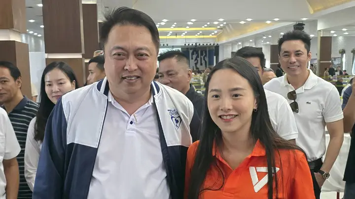 นาที "ไอซ์ รักชนก" เจอ "เฮ้ง สุชาติ" ปะหน้าร่วมเฟรมชื่นมื่น วันรับสมัคร สส.ชลบุรี