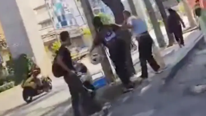 มึงเก๋าหรอ? มอไซค์สวนเลนชน ลั่นมันชนเพื่อนผม ก่อนชกแท็กซี่ยับ