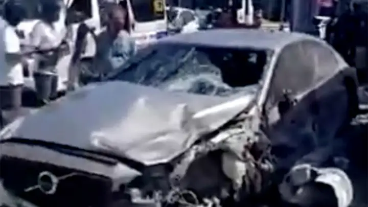 ระทึกกลางเมืองภูเก็ต วอลโว่เมาชนดะ เสยนักท่องเที่ยวชะตาขาด รถชาวบ้านเสียหาย