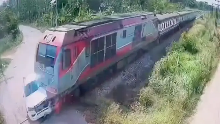 นาทีรถไฟชนรถกระบะ กระเด็นไกลร้อยเมตร ชะตาขาดดับ 1 เจ็บ 1