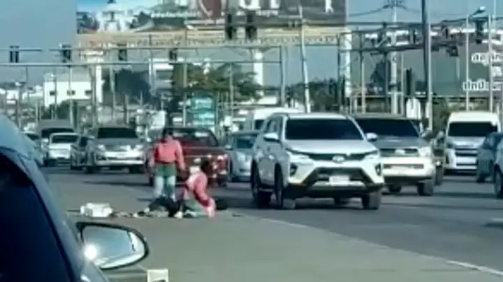 พ่อค้าถูกแม่ค้า รุมกระทืบกลาง 4 แยกไฟแดงเมืองอุดรฯ ฉุนปมเดินขายโดนัททับที่