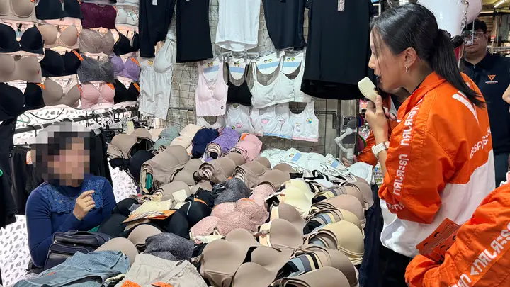 “ไอซ์ รักชนก” ปะทะคารมแม่ค้าปมด้อยค่าทหาร แฉไอโอปั่นหัว ที่นนทบุรี