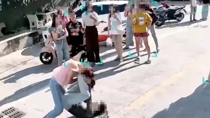 แก๊งสาวสองนัดเคลียร์กลางถนน ชาวบ้านเดือดร้อน-คนป่วยติดเตียงผวา