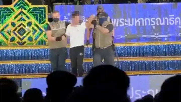 นาทีหนุ่มเมาวิ่งขึ้นเวทีหมอลำ ป่วนจนการ์ดต้องรีบขึ้นล็อกตัว