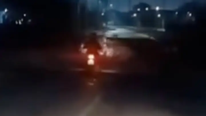 อุทาหรณ์ เกิดเหตุสลดจยย.ชนรถไฟ หลังเจ้าหน้าที่เปิดแผงกั้นก่อนหมดขบวน