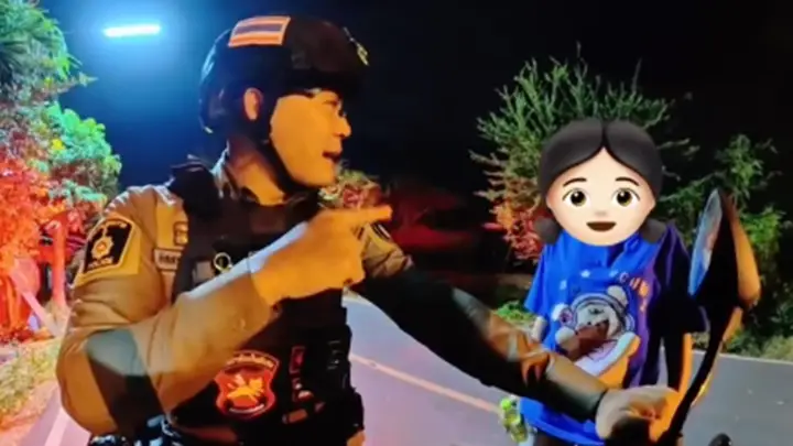 พี่ตำรวจใจดี! พบเด็กหญิงวัย 13 เดินลำพังตอนตี 3 เพราะทะเลาะกับเพื่อน จึงอาสาพาไปส่งบ้าน