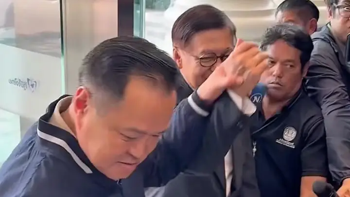 นายกฯอนุทิน ชูมือ “สีหศักดิ์” รมว.กต. หลังสื่อถาม มีกระแสแรงว่าจะดันเป็นแคนดิเดตนายกฯ ของพรรคภูมิใจไทย