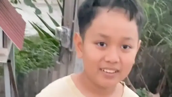 โมเมนต์ใจฟู! สาวใจดีเหมาขนมเด็กชายสู้ชีวิต ก่อนส่งต่อความสุขแบ่งให้คุณลุงนั่งพักริมทาง