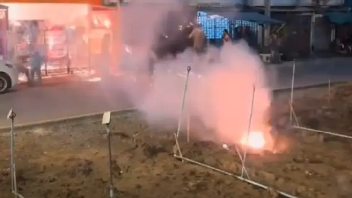 จุดพลุฉลองเคาท์ดาวน์ แต่พลาดพุ่งเข้าบ้าน ไหม้เสื้อผ้า หวิดลามเข้าบ้าน