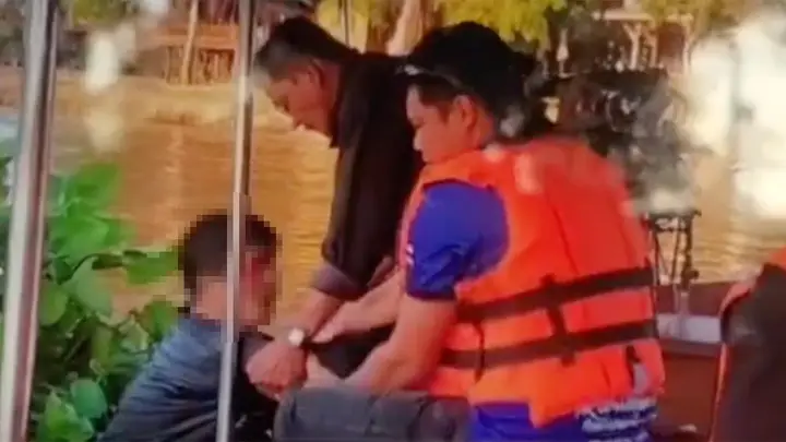ไกด์นักท่องเที่ยวชาวไต้หวันช่วยชีวิตชายลอยน้ำกลางแม่น้ำป่าสัก