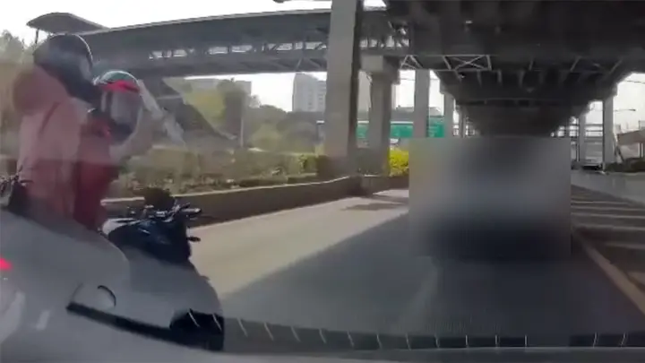 บิ๊กไบค์ฉุนแจกกล้วยใส่ ปาดหน้ารถ-มองหน้า หาเรื่องไม่หยุด