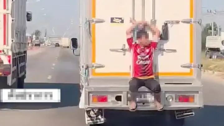 ขับรถมาดีๆ เจอหนุ่มนั่งห้อยอยู่ท้ายรถตู้ทึบ คล้องแขนกับเชือก-สูบบุหรี่แบบชิลๆ