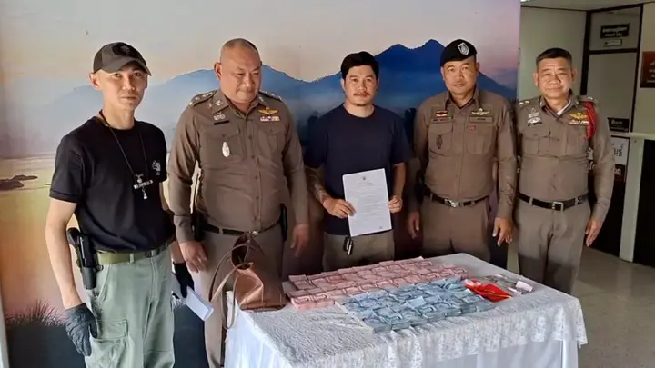 พ่อค้าพลเมืองดี เจอกระเป๋าเปิดดูมีเงิน 2.7 แสนบาท ทอง 1 บาท โร่คืนเจ้าของ