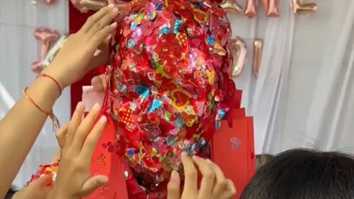 ควันหลงวาเลนไทน์ แสดงความรักล้น แปะสติ๊กเกอร์เต็มตัว เต็มหน้าคุณครู