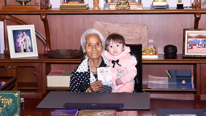 “น้องชมพู่” หนูน้อยวัย 1 ขวบ 4 เดือน นั่งเก้าอี้นายกฯ คนแรก พร้อมคุณยาย