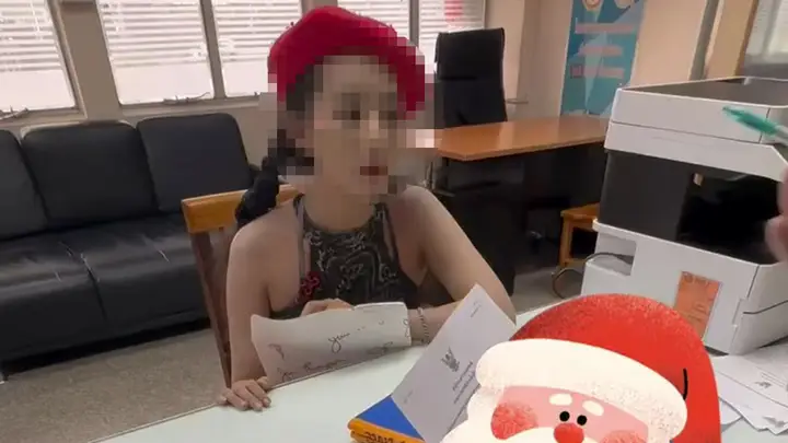 สาวปริศนาโร่ขึ้นโรงพัก แจ้งความจับ “ผู้พันแซนเดอร์ส" บอกถูกสั่งทำร้ายร่างกาย