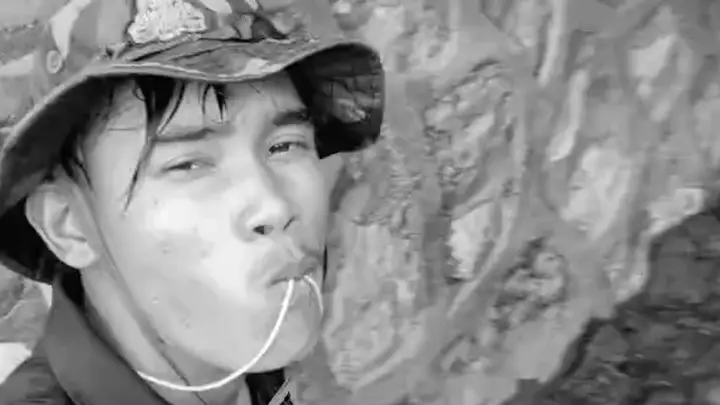 วัยรุ่นกัมพูชา บอกเหนื่อยมากครับ อมเครื่องรางหลบระเบิด บริเวณชายแดน