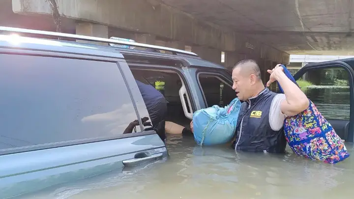 เปิดใจตำรวจฮีโร่ ช่วย 5 ชีวิต ระทึก GPS นำทางผิด พาลุยน้ำท่วมเกือบมิดคัน