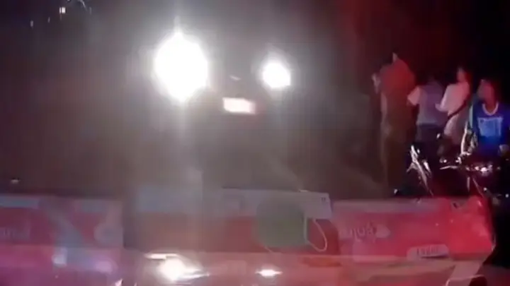 ระทึกอุบัติเหตุซ้ำ สาวเมาพุ่งชนคนเจ็บที่กำลังทำแผลดับ อ้างนึกว่าเป็นด่านตรวจ จึงตัดสินใจขับพุ่งผ่านไป