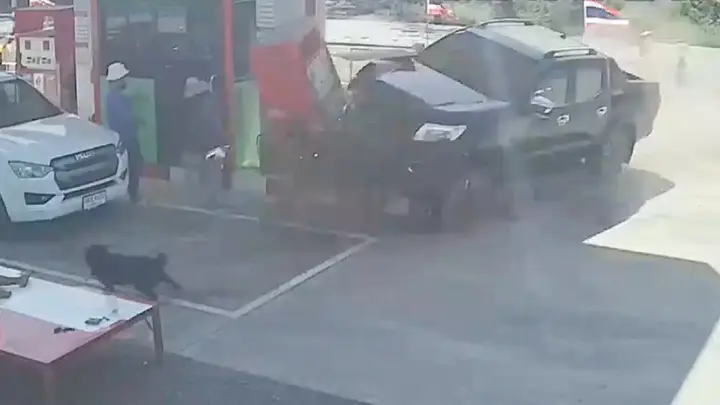 หนุ่มควบกระบะพุ่งชนอย่างจัง พนักงานปั๊มรอดหวุดหวิด