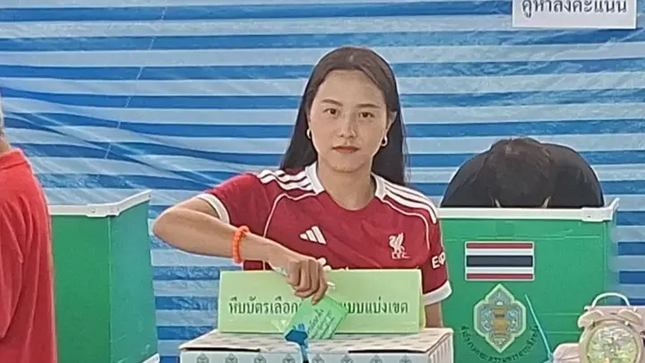 "ไอซ์ รักชนก" เดินทางมาใช้สิทธิเลือกตั้ง 69 สวมเสื้อลิเวอร์พูลยันไม่มีความหมายแฝง