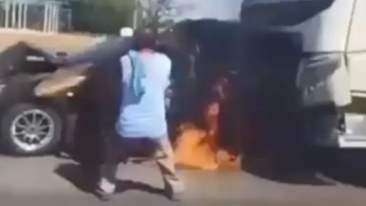 วัวตัดหน้ารถเก๋งเบรกกะทันหัน รถพ่วงตามหลังอัดท้ายไฟลุก พลเมืองดีช่วยโกลาหล